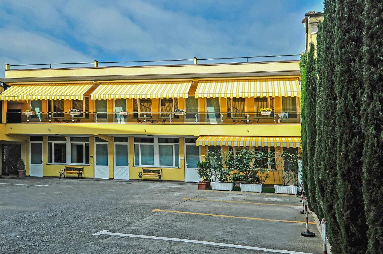 B&B Ai Cipressi ลุคคา ภายนอก รูปภาพ